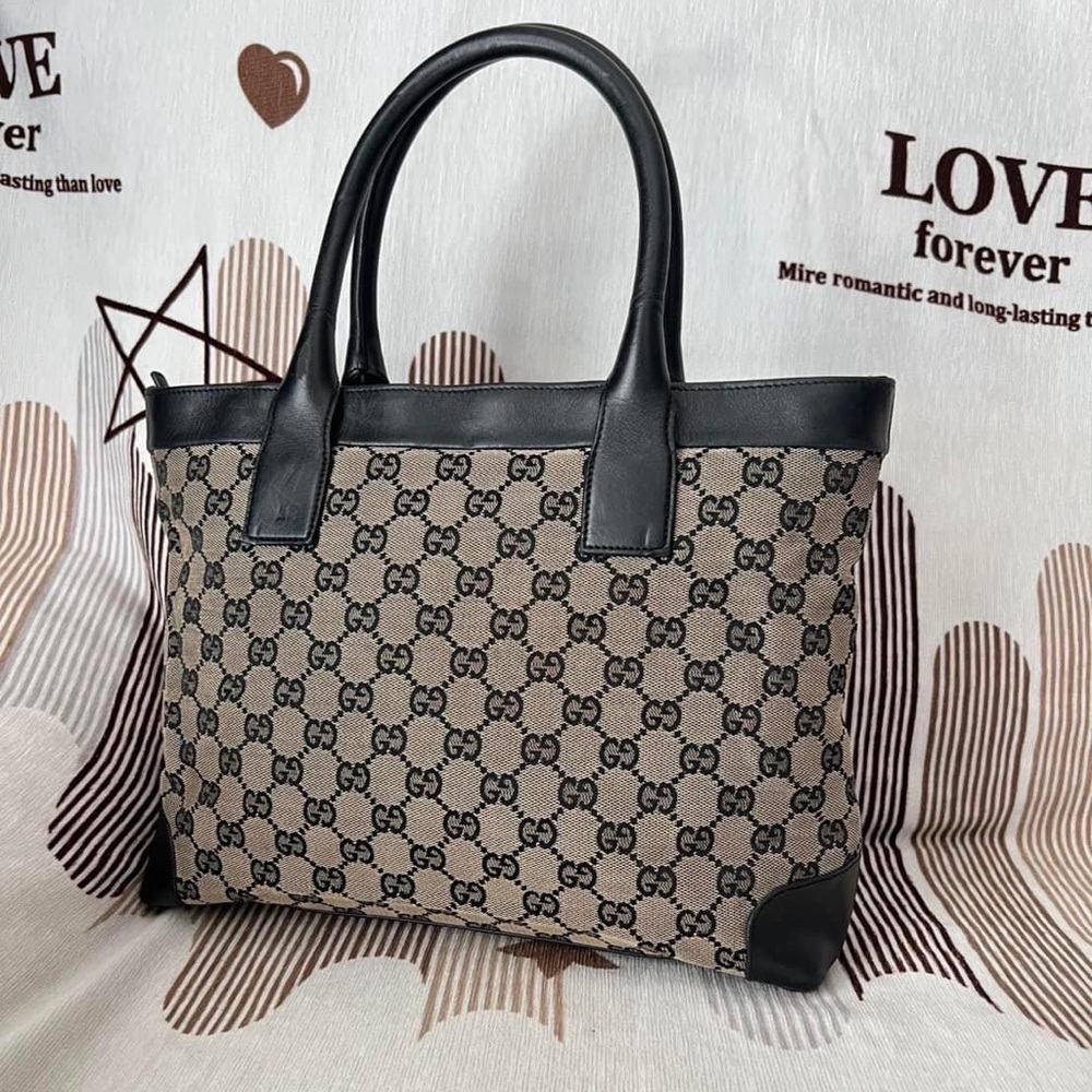 Gucci top Handel leather 100% authentic,it’s good size to carry on.